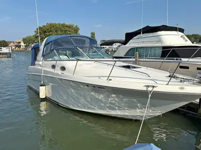 1998 Sea Ray 290 Sundancer – Twin 5.0L MerCruisers – Freshwater Boat Loadmaster Tri-Axle Trailer