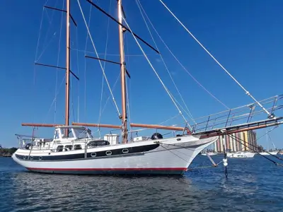 ........ O W N E R F I N A N C I N G ...... FIBERGLASS MODERN SQUARE RIG PIRATICAL SAILBOAT