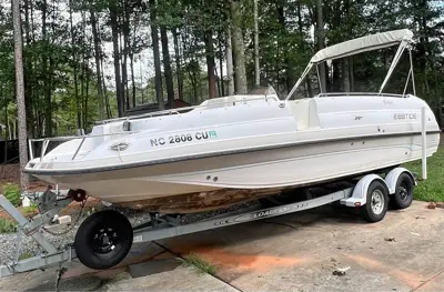 Deck boat