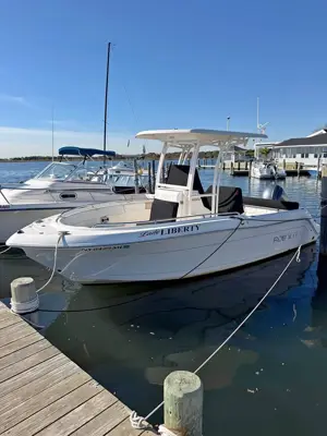 2016 Robalo R222 | Yamaha 200 | Under 300 Hours | Trailer + Enclosed Head