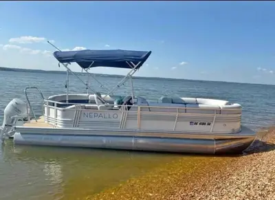 2023 22’ Tritoon Like New - Very Low hours