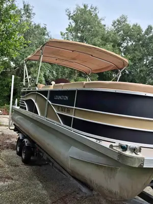 Pontoon boat