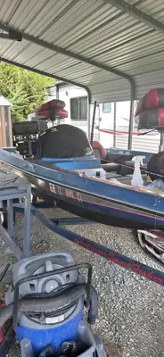 1990 16ft Challenger bass boat have all the titles three fishfinder live scope