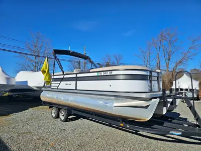 2021 Crest 220 DLX, tritoon, trailer