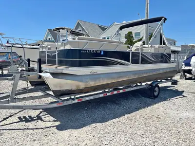 2017 Apex Qwest 822 BAR