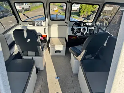 2006 Sea Raider Boat
