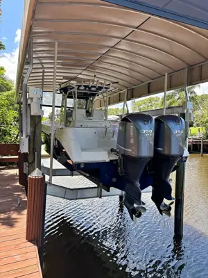 325 CC Everglades boat