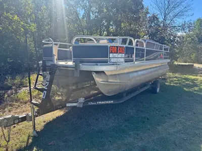2014 Suntracker Fish’n Barge 22 DLX