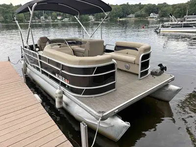 2016 Sweetwater Godfrey 20'