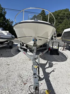 2015 Boston Whaler 190 OUTRAGE