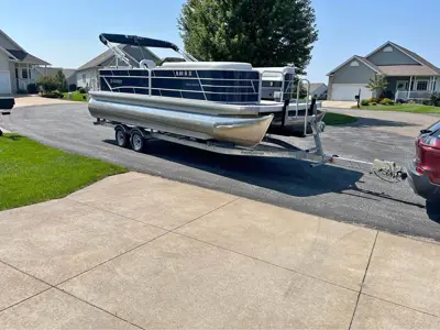 2022 Sweetwater pontoon boat