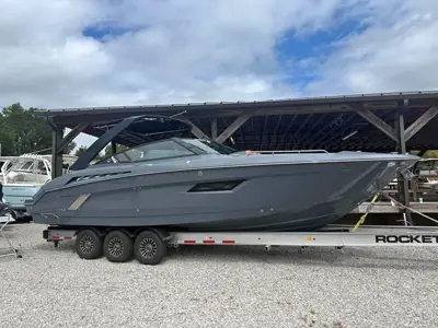 2017 Cruisers Yachts 338 South Beach