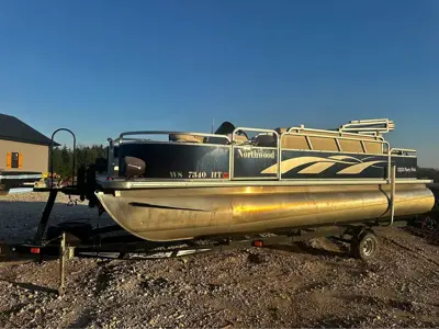 2010 22 foot pontoon