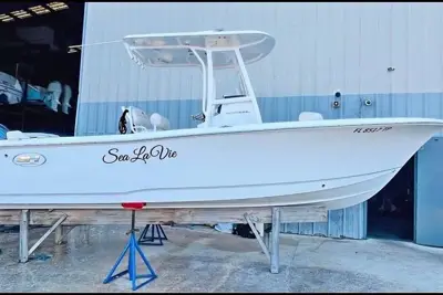 2023 Sea Hunt Ultra 234 – LOW HOURS