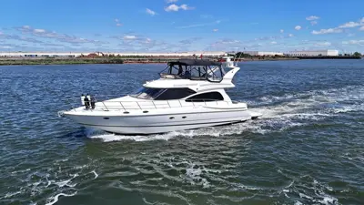 1999 Cruisers Yachts 5000 Sedan Sport | 1325 Hours | 3 Staterooms | Hydraulic Swim Platform