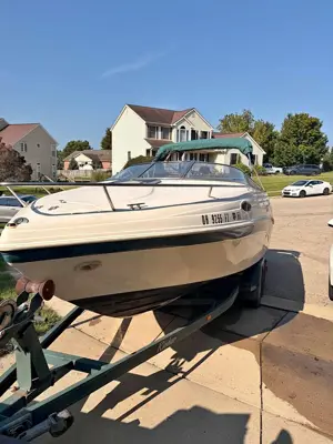 2001 Rinker 232 Cuddy Cabin