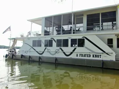 2008 16 x 65 lakeview yacht with twin 135hp motors,,,,,,low 50 hours on them lakeview