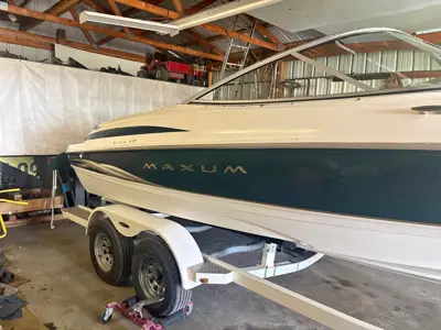 2000 Maxum 2100 SC boat