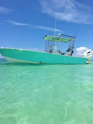 25’ Avanti center console