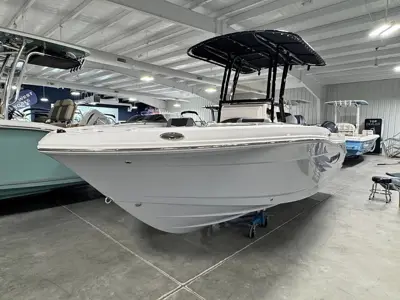 2027 Robalo R202 Explorer center console