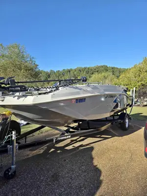 2022 Starcraft SVX 191 Deck Boat