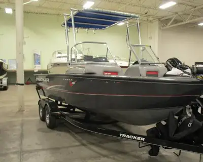 19ft Tracker Deep-V Fishing/Family Combo 511712 Turnkey & Pristine