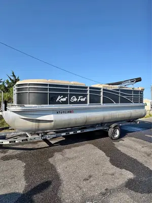 Bennington Pontoon 20’ Saltwater series with Trailer
