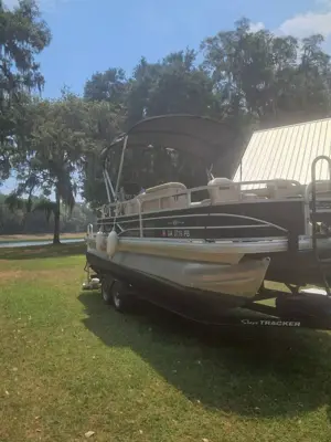 Bass Tracker pontoon