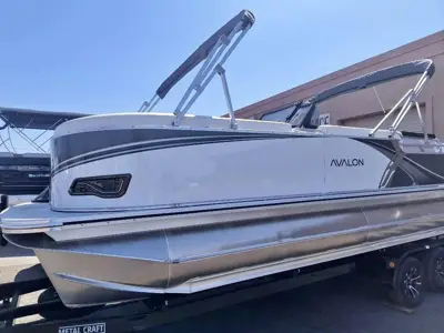 2026 Avalon LSZ 2385 Elite Windshield Patio Pad with Mercury 250HP