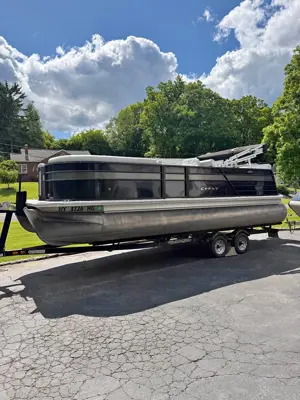 2022 Crest 22’ Pontoon – 115 HP Suzuki – Loaded!