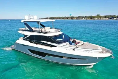 2020 Fairline Squadron 68 like new w/Joystick