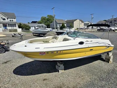 2005 Sea Ray 240 Sundeck