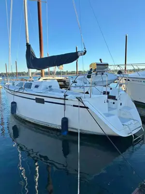 33’ Hunter Sailboat 1989