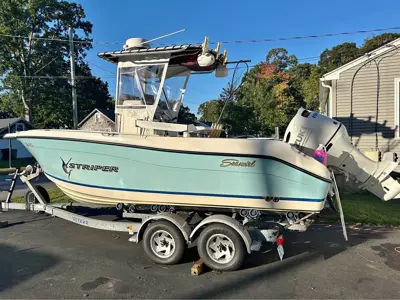 Seaswirl Striper Center Console Boat