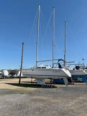 1999 Catalina 320 with 90 hours on motor like new