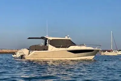 2021 Boston Whaler 405 Conquest