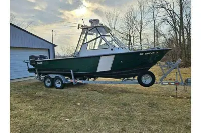 Sea Ark Marine - Commander 25V - LOW hours Twin 2015 Mercury 250 HP - Trailer
