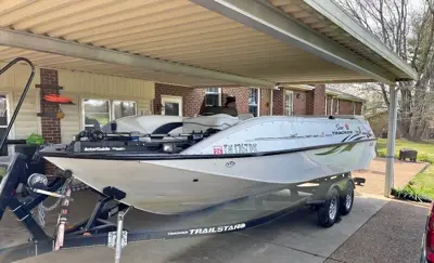 2004 Tracker Deck Boat