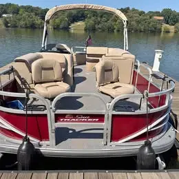 Sun Tracker Fishin' 20 Barge DLX Pontoon Boat