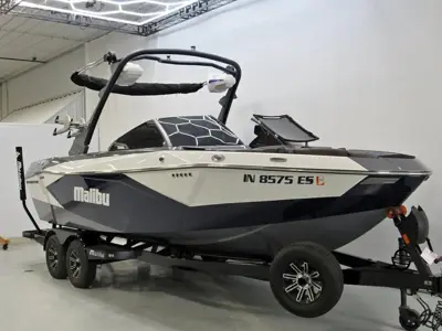 2025 Malibu 23 LSV