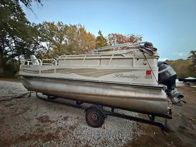 2013 Bentley pontoon Fish 200