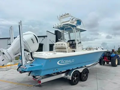 2027 Robalo 246 Skyeck