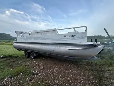 2010 24ft Bentley 240 Fishing Pontoon Boat
