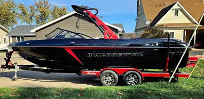 2016 Malibu 25LSV Wakesetter Wakesurf Boat