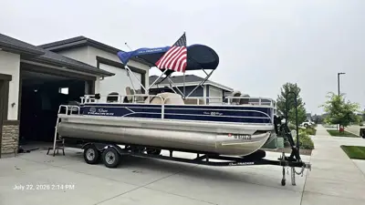 2017 Sun Tracker fishin' barge 22' dlx