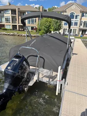 LIKE NEW 2023 TAHOE TRI-TOON BOAT 150HP SUZUKI ENGINE. WITH TOW BAR. ONLY 27 hours. WITH LOUNGER