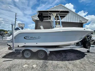 2022 Robalo R222