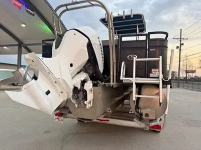 2022 Apex Marine 8524 Pro Fish N Cruise Tritoon Center Console Boat
