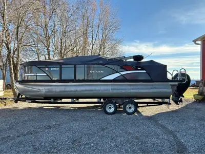Tritoon boat