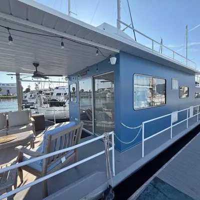 1983 Jamestowner houseboat
